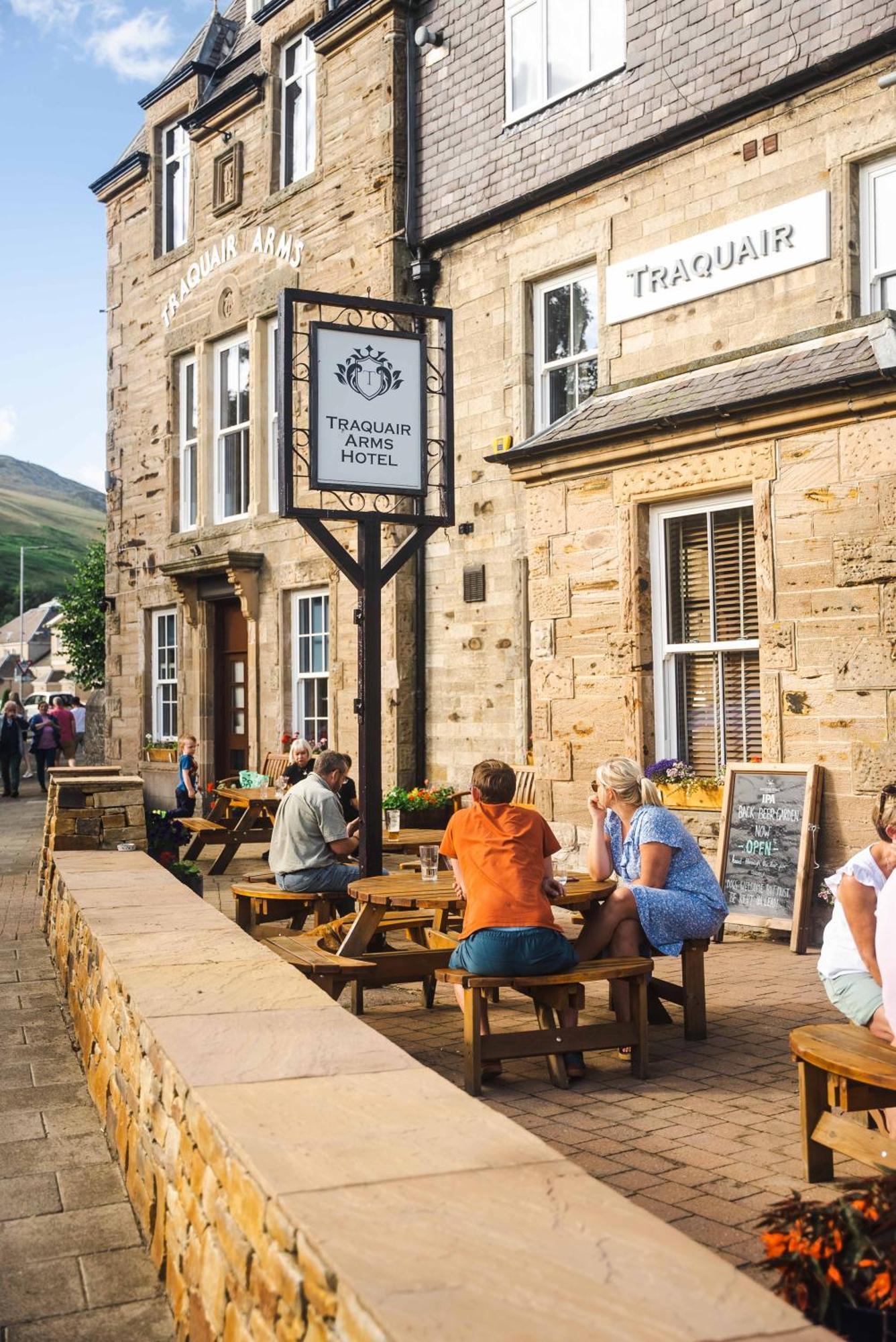 Traquair Arms Hotel อินเนอร์ลิเทน ภายนอก รูปภาพ