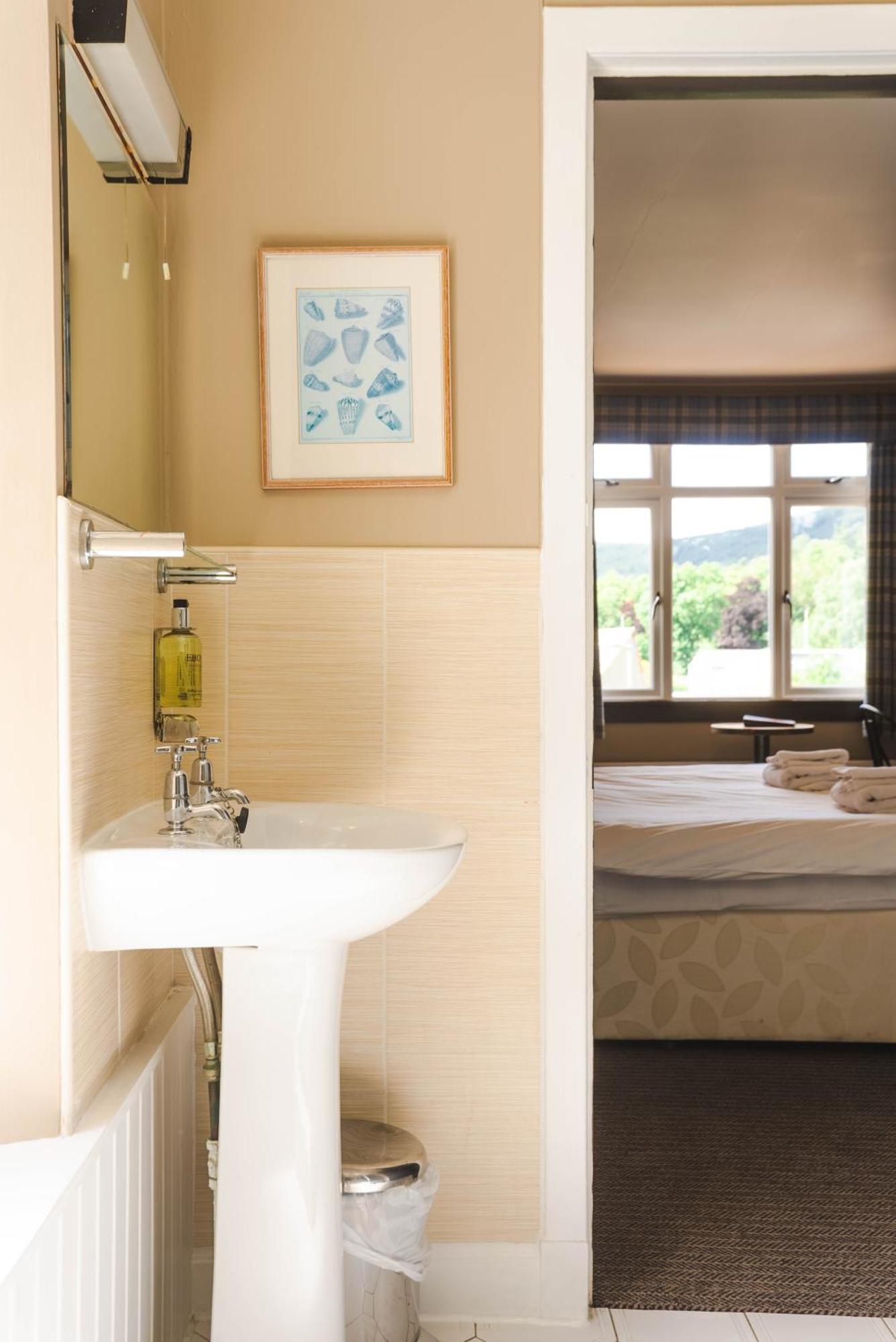 Traquair Arms Hotel อินเนอร์ลิเทน ภายนอก รูปภาพ